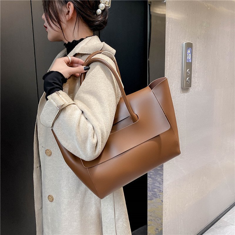 Stylish Large-Capacity Shoulder Bag for Every Occasion